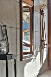 lustro na boku budynku w obiekcie Willa Cicha w Zakopanem