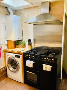 A kitchen or kitchenette at Castle View Cottage