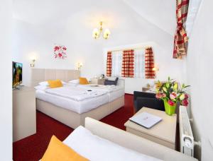 Posteľ alebo postele v izbe v ubytovaní Hotel Hradec