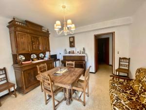 comedor con mesa de madera y sillas en Appartement F3 de 60 m² au rez de chaussée d'une villa, en Vézénobres