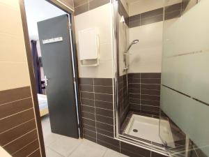 W łazience znajduje się prysznic ze szklanymi drzwiami. w obiekcie Appartement calme avec jardin privatif - 3 - w mieście Canet-en-Roussillon