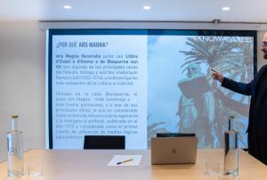 パルマ・デ・マヨルカにあるArs Magna Bleisure Hotelの屏風の表彰台に立つ男