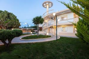 Κήπος έξω από το Nefeli Villa