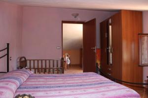 een slaapkamer met een groot bed in een kamer bij Olmedo Casa Vacanze in Olmedo