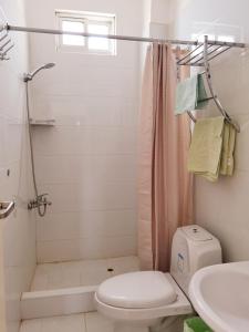 uma casa de banho com um WC, um chuveiro e um lavatório. em Casa Talara em Talara
