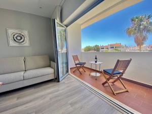 een woonkamer met een bank en een tafel bij **Fresh and cosy appt with Pool, Fiber, SportTV** in Albufeira