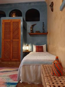 - une chambre avec un lit dans l'établissement Riad Sabah, à Marrakech