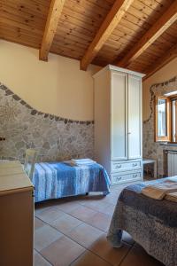 una camera con due letti e un muro di pietra di Villa La Pace a Sant'Agnello