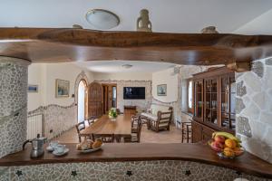 圣安吉洛Villa La Pace的厨房以及带水果桌的客厅。