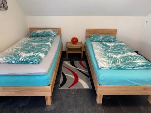 Giường trong phòng chung tại Ferienwohnung Sunny - Moderne Ferienwohnung im Grünen in Saarbrücken-West