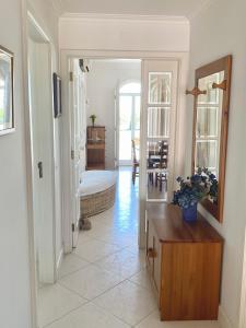 a hallway with a hallway leading to a living room at Vilamoura City Center Flat in Vilamoura