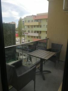 - un balcon avec une table et des chaises dans l'établissement Studio Sebastian, à Mamaia
