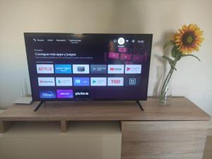 A television and/or entertainment centre at Como En Casa