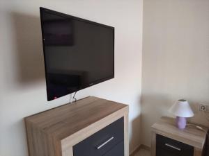 A television and/or entertainment centre at Como En Casa