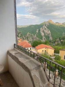 a balcony with a view of a mountain at Monserrat in Castelmezzano