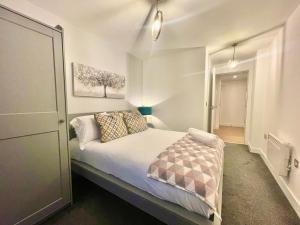 una camera con un letto di Chic Leeds City Apartment, Free Parking, Balcony a Leeds