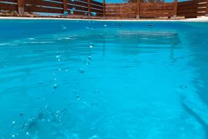 een zwembad van blauw water met bubbels erin bij El Remanso in Pájara