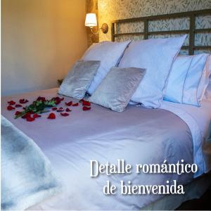 a bed with red roses on top of it at Eco Hotel Nos in Silleda