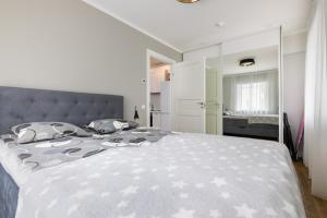 מיטה או מיטות בחדר ב-Brand new, cozy downtown apartment near airport and bus station.