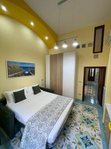 een slaapkamer met een groot bed in een kamer bij Sorrento City Center Atmosphere in Sorrento
