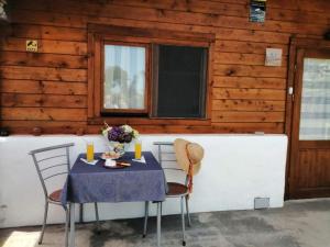 einem Tisch mit zwei Stühlen und einer blauen Tischdecke darauf in der Unterkunft Quinta das Primas in Lomba