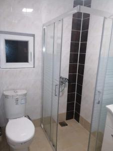 Koupelna v ubytování Newly two bedroom apartments + 6 fotografií