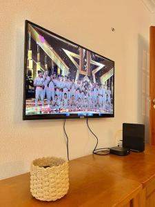 una TV a schermo piatto appesa a un muro di Tavira Nature House a Tavira