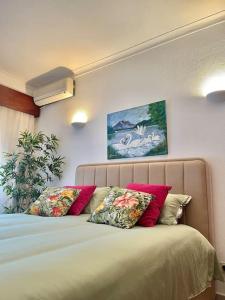 タヴィラにあるTavira Nature Houseの枕が2つ置かれたベッドのある寝室