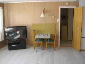 un soggiorno con un tavolino e una TV di Nydelig leilighet i første etage. a Sund