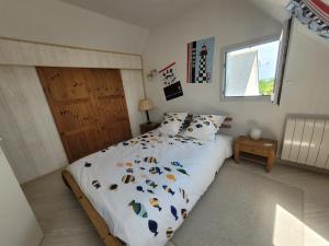 ein Schlafzimmer mit einem Bett mit Fisch auf der Bettwäsche in der Unterkunft KER YODA in Binic
