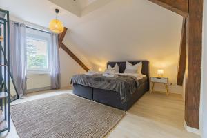 een slaapkamer met een bed en een groot raam bij Lausitz-Apartment, 80m2, Waschtrockner, 2 x Parkplätze, Küche, Netflix in Cottbus