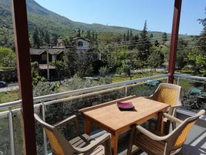 een tafel en stoelen op een balkon met uitzicht bij Olympos Apart in Olympos