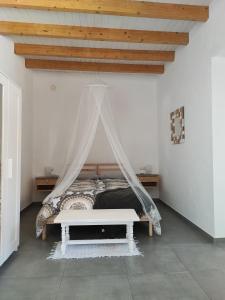 um quarto com uma cama de dossel em CASA DEL MAQUINISTA em Aguatona