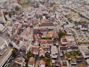 una vista aérea de una ciudad con edificios y coches en Budgetapartment Pfänder von Swisspartments en Arbon