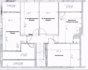 un plano del suelo de un edificio con diagramas en Budgetapartment Pfänder von Swisspartments en Arbon
