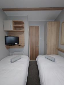 En eller flere senge i et værelse på White Acre's Holiday Park, 602 Sycamore Forest