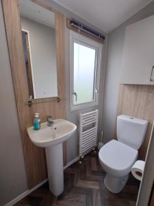 Et badeværelse på White Acre's Holiday Park, 602 Sycamore Forest + 34 billeder