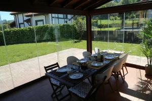 una mesa con sillas y platos en un patio en Casa Entre Mar y Monte en Ribas