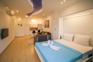 1 dormitorio con 1 cama con 2 toallas en SeaView Turtles en Hurghada