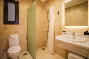 een badkamer met een toilet, een wastafel en een douche bij SeaView Turtles in Hurghada
