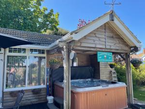 Gallery image of Cosy Cabin by the seaside with Hot Tub in Birchington