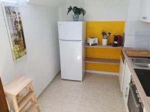 een keuken met een witte koelkast en een wastafel bij Ferienwohnung mit Ausblick in Kreuzlingen