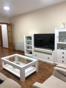 TV a/nebo společenská místnost v ubytování Piso NUEVO Plaza de la Constitución Sta Cruz de la Zarza