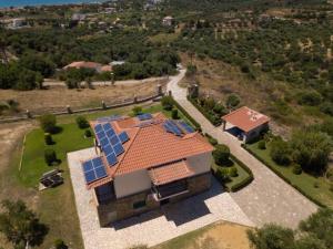 una vista aérea de una casa con paneles solares en el techo en Donatos (Δονάτος), en Finikounta