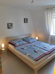 Un pat sau paturi într-o cameră la Villa Seeschwalbe Plau