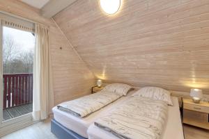 キルヒハイムにあるFerienhaus bei Simone mit Saunaのバルコニー付きの客室内のベッド2台
