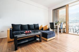 布德瓦的住宿－Victoria Top View，客厅配有黑色沙发和桌子