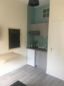 Kuchyňa alebo kuchynka v ubytovaní Studio face aux thermes Linge Compris