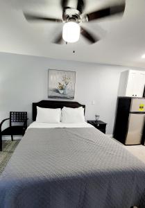 - une chambre avec un lit et un ventilateur de plafond dans l'établissement STUDIO 4A, à Lakeland