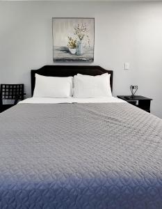 - une chambre avec un grand lit et une couette bleue dans l'établissement STUDIO 4A, à Lakeland